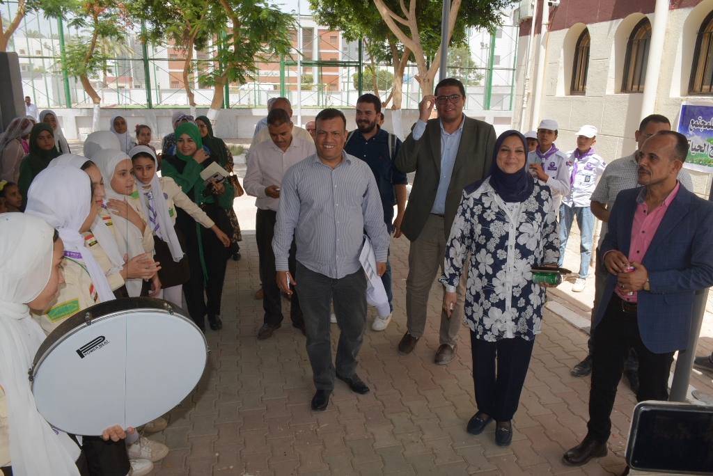 نائب محافظ سوهاج ووفد وزارة التخطيط يتفقدون قرية أم دومة (6)