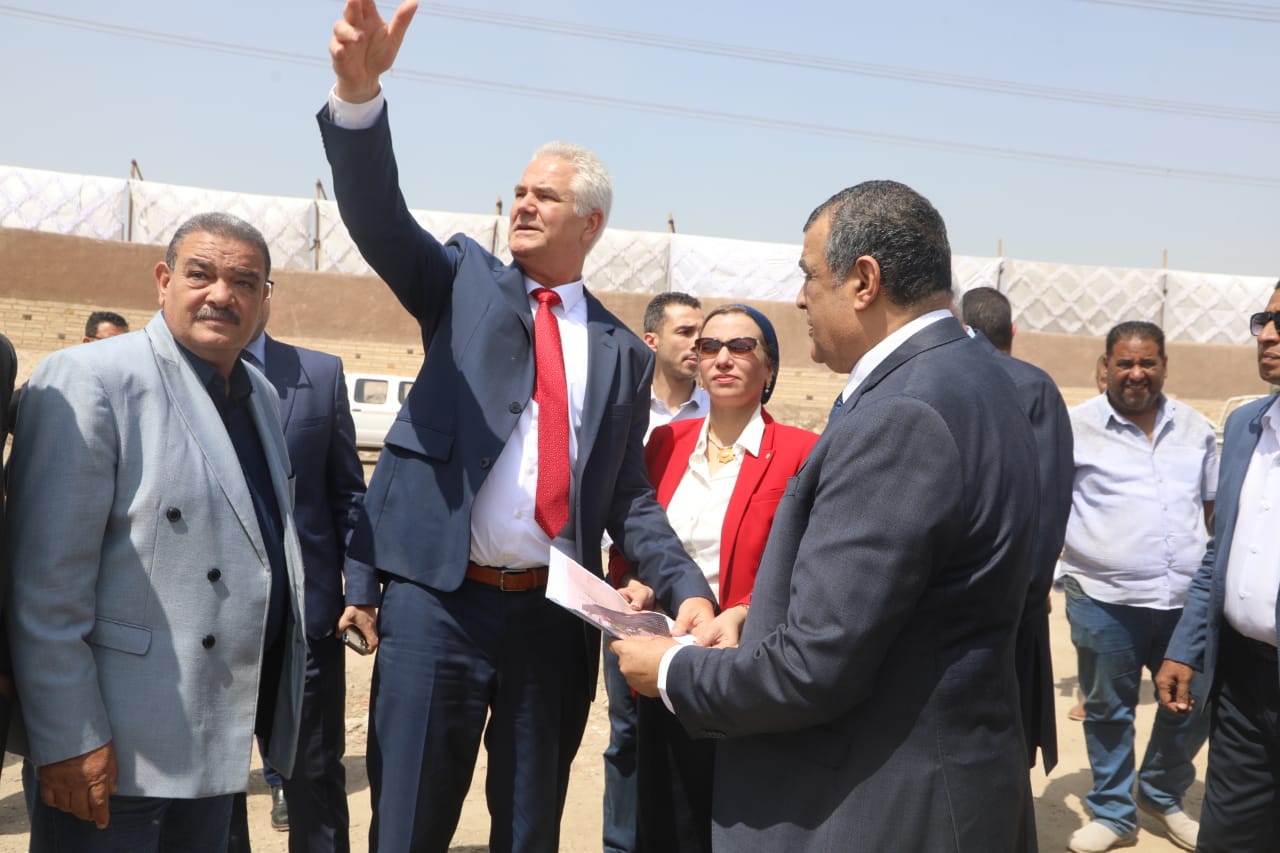 البيئة والإنتاج الحربي و محافظ الجيزة يتفقدون موقع أول محطة لتحويل المخلفات إلى طاقة كهربائية (17)