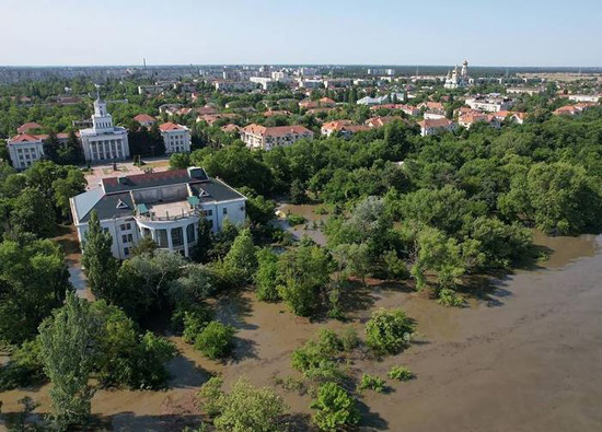 دمر السد الأوكراني فيضانات منطقة الحرب وأجبر السكان على الفرار (9)