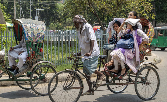 ارتفاع درجات الحرارة فى شوارع بنجلاديش