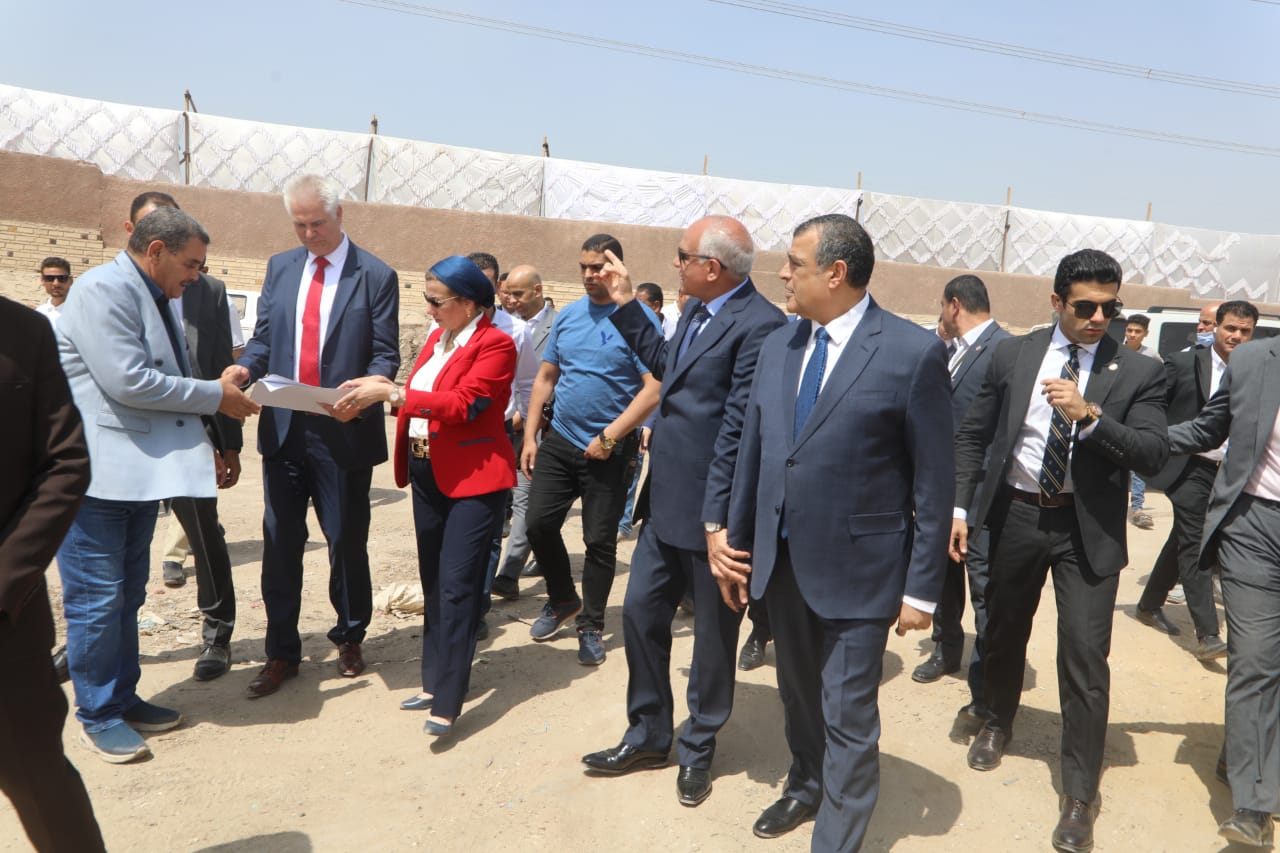 البيئة والإنتاج الحربي و محافظ الجيزة يتفقدون موقع أول محطة لتحويل المخلفات إلى طاقة كهربائية (16)