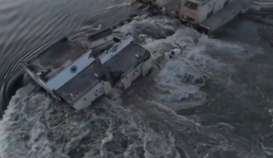 دمر السد الأوكراني فيضانات منطقة الحرب وأجبر السكان على الفرار (4)