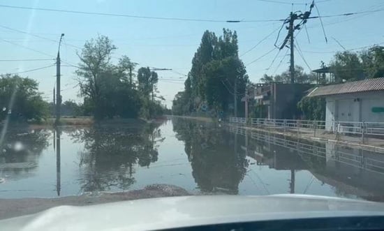 دمر السد الأوكراني فيضانات منطقة الحرب وأجبر السكان على الفرار (6)