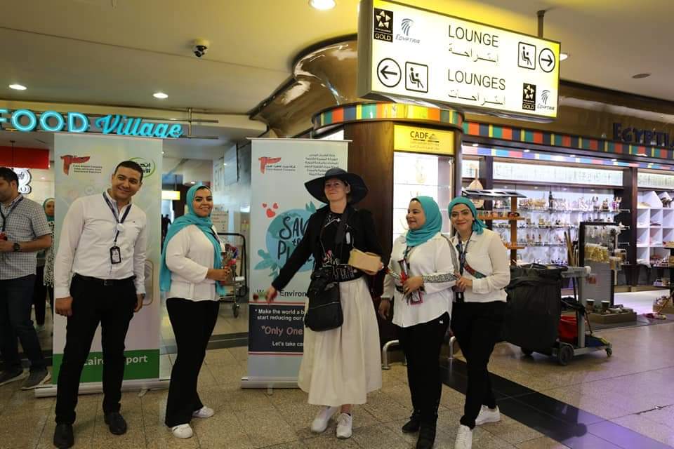 مطار القاهرة الدولى يحتفل باليوم العالمى للبيئة مع المسافرين (5)