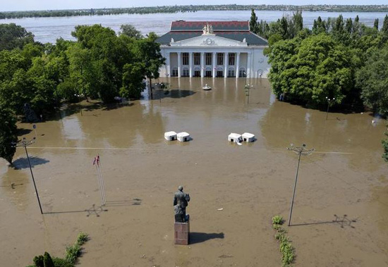 دمر السد الأوكراني فيضانات منطقة الحرب وأجبر السكان على الفرار (7)