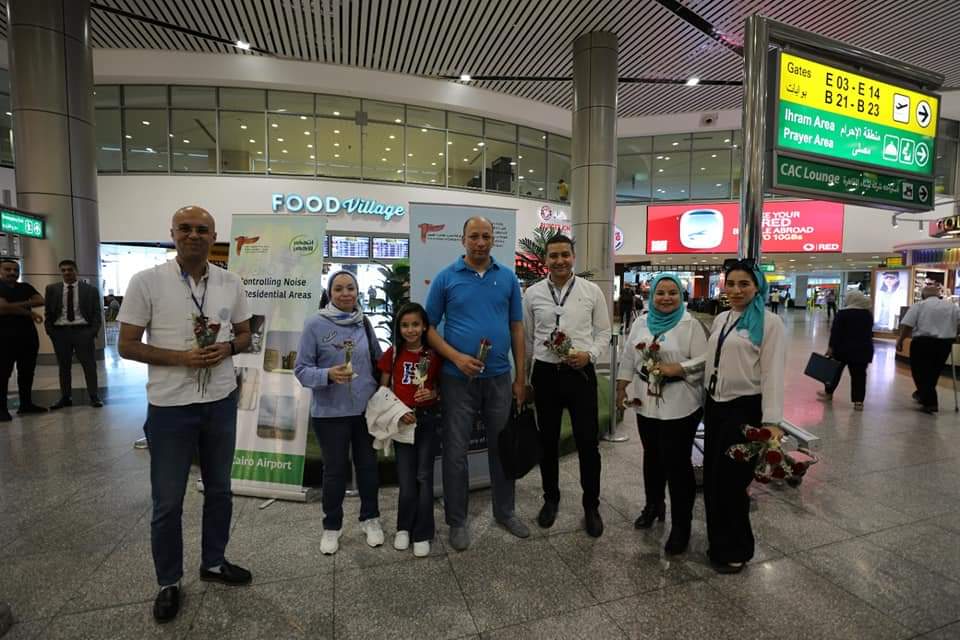 مطار القاهرة الدولى يحتفل باليوم العالمى للبيئة مع المسافرين (2)