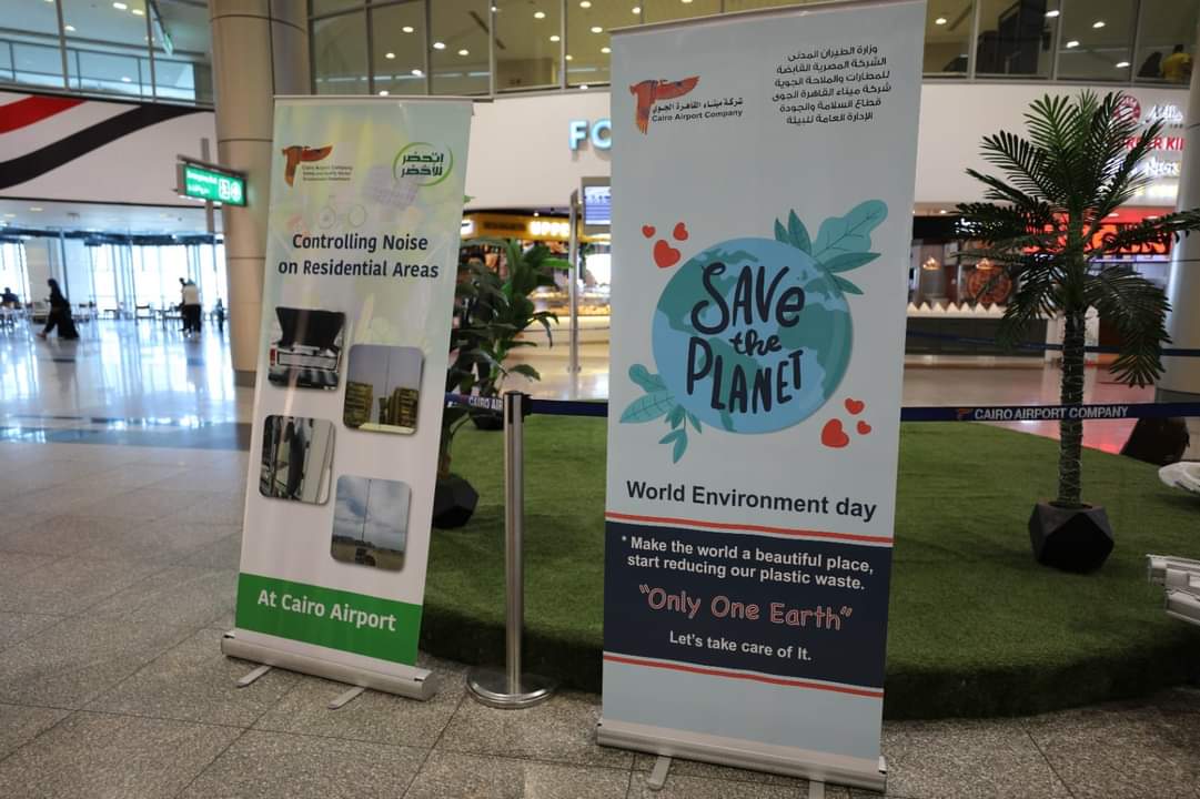 مطار القاهرة الدولى يحتفل باليوم العالمى للبيئة مع المسافرين (3)