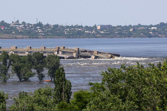 دمر السد الأوكراني فيضانات منطقة الحرب وأجبر السكان على الفرار (5)