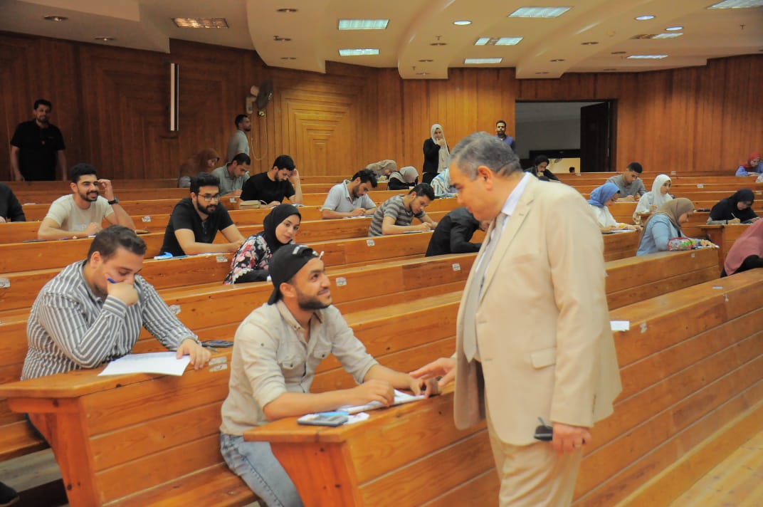رئيس جامعة كفر الشيخ يتابع اعمال الامتحانات_1