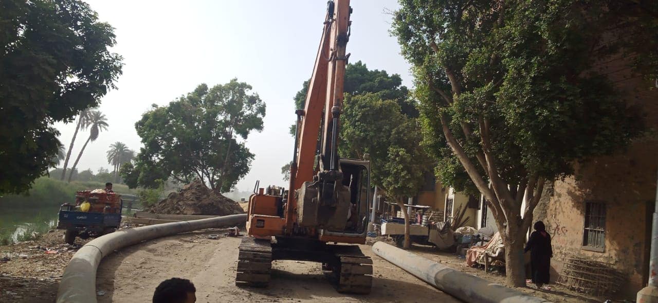 استمرار العمل في خط الطرد المزدوج بقرية العضايمة