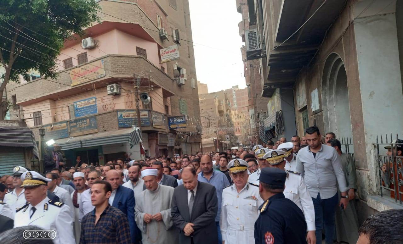 محافظ أسيوط يشارك فى الجنازة العسكرية للشهيد البطل الرائد مصطفى عبد الرازق (6)