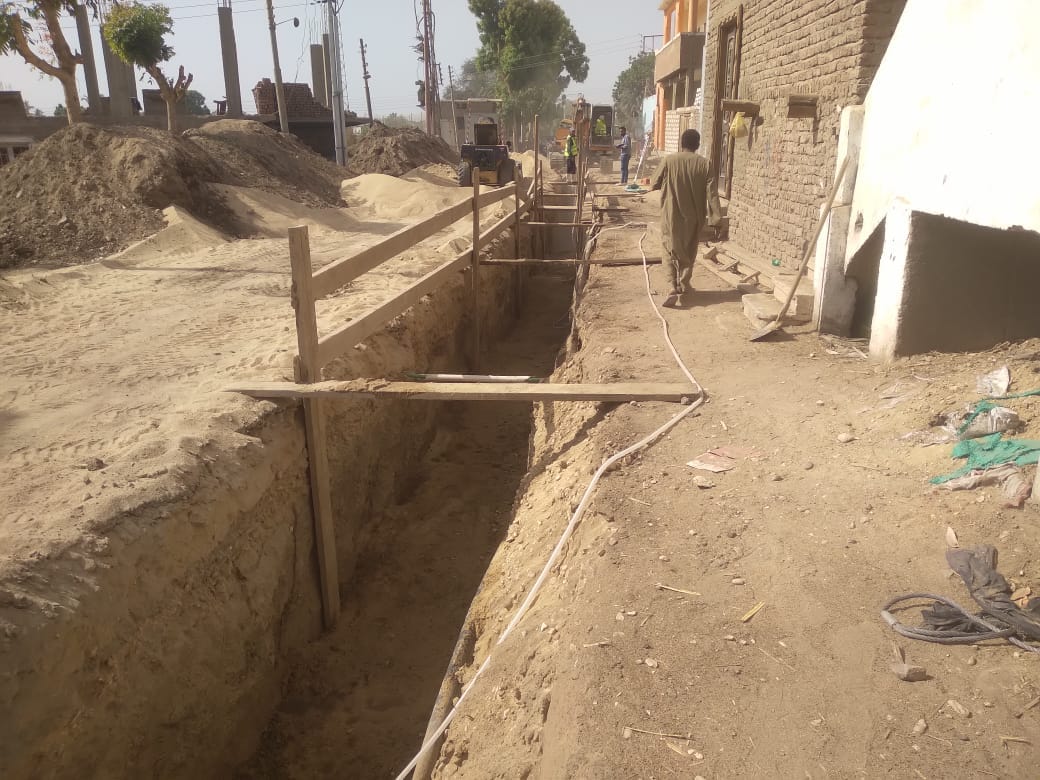 متابعة العمل فى الصرف الصحى بقريتى الكيمان والشغب