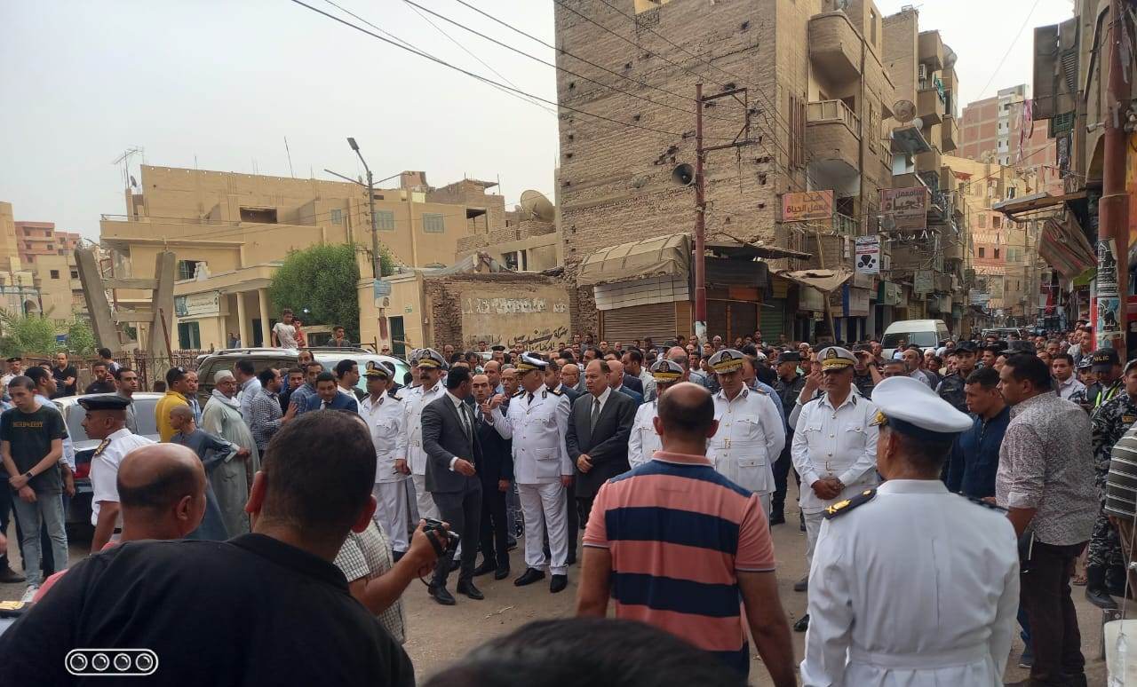 محافظ أسيوط يشارك فى الجنازة العسكرية للشهيد البطل الرائد مصطفى عبد الرازق (1)