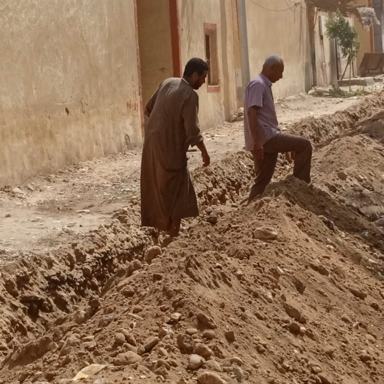 متابعة أعمال توصيل خطوط الإتصالات بقريه الدير