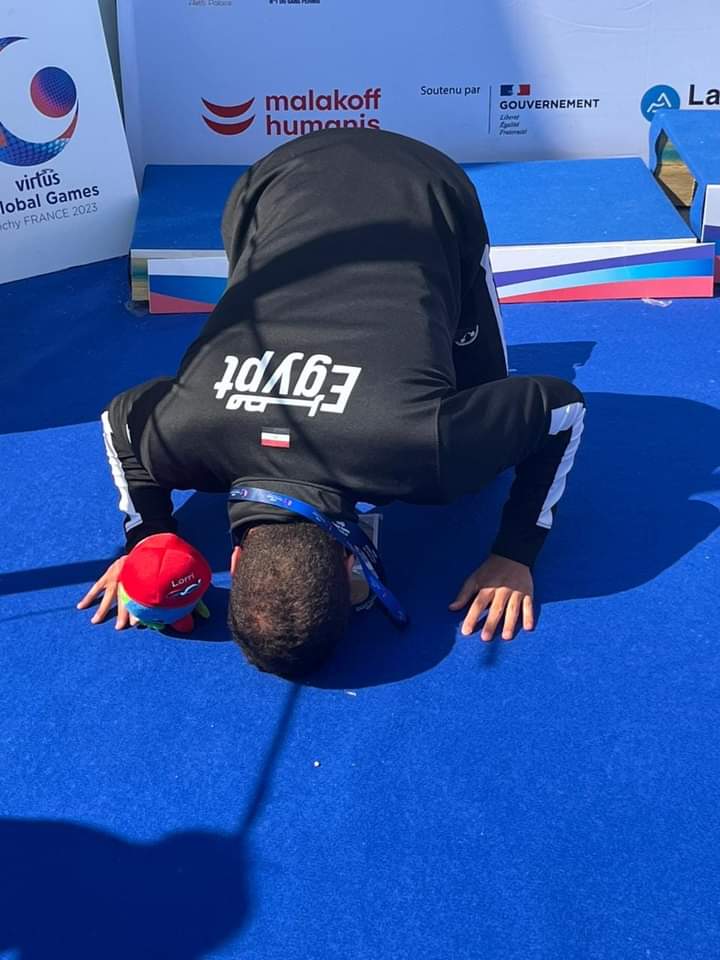 محمد أبو جوده يسجد لله أثناء حصوله على الميدالية الذهبية بفرنسا