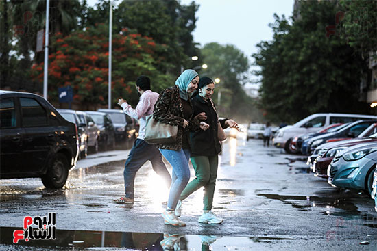 مواطنون وسط الأمطار