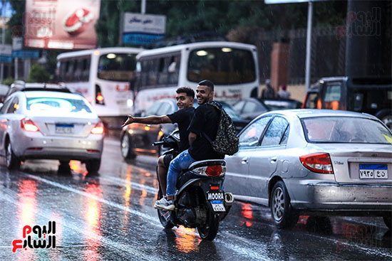 فرحة مواطنون بالأمطار