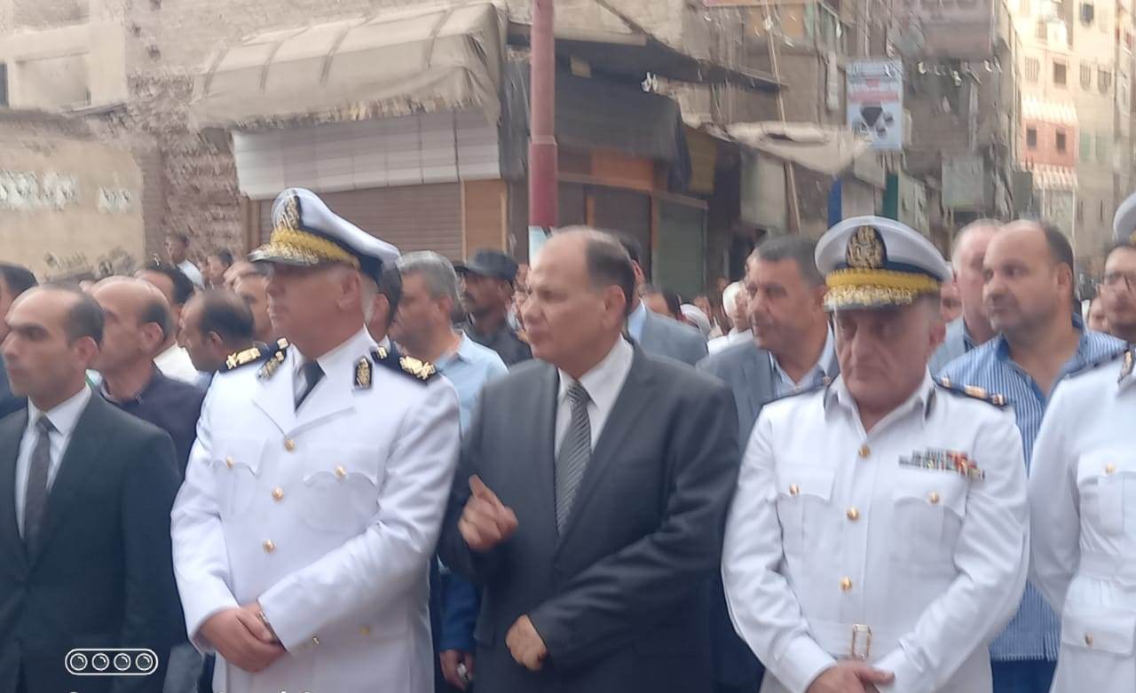 محافظ أسيوط يشارك فى الجنازة العسكرية للشهيد البطل الرائد مصطفى عبد الرازق (4)