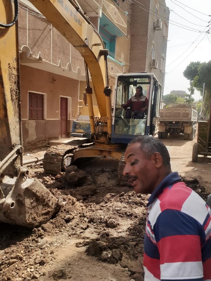 إستمرار أعمال الصرف الصحي بقرية المساوية فى إسنا