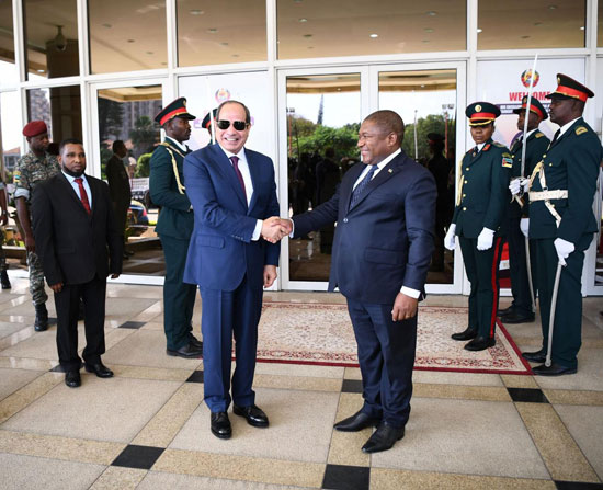 وصول الرئيس السيسى موزمبيق (1)