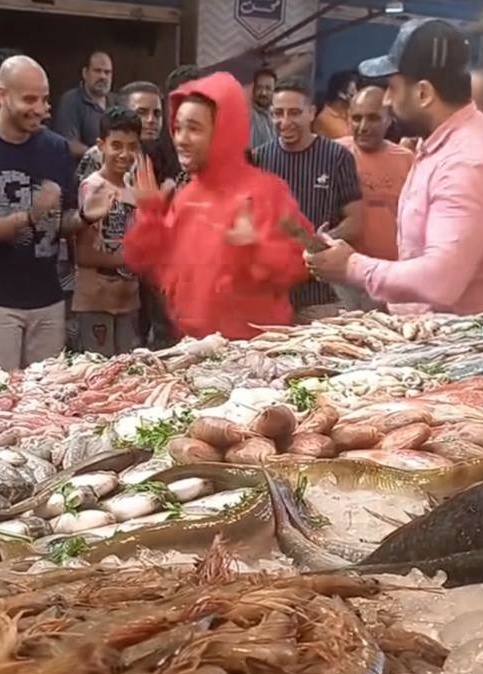 رقص التيك توكر الألماني في سوق أسماك بورسعيد