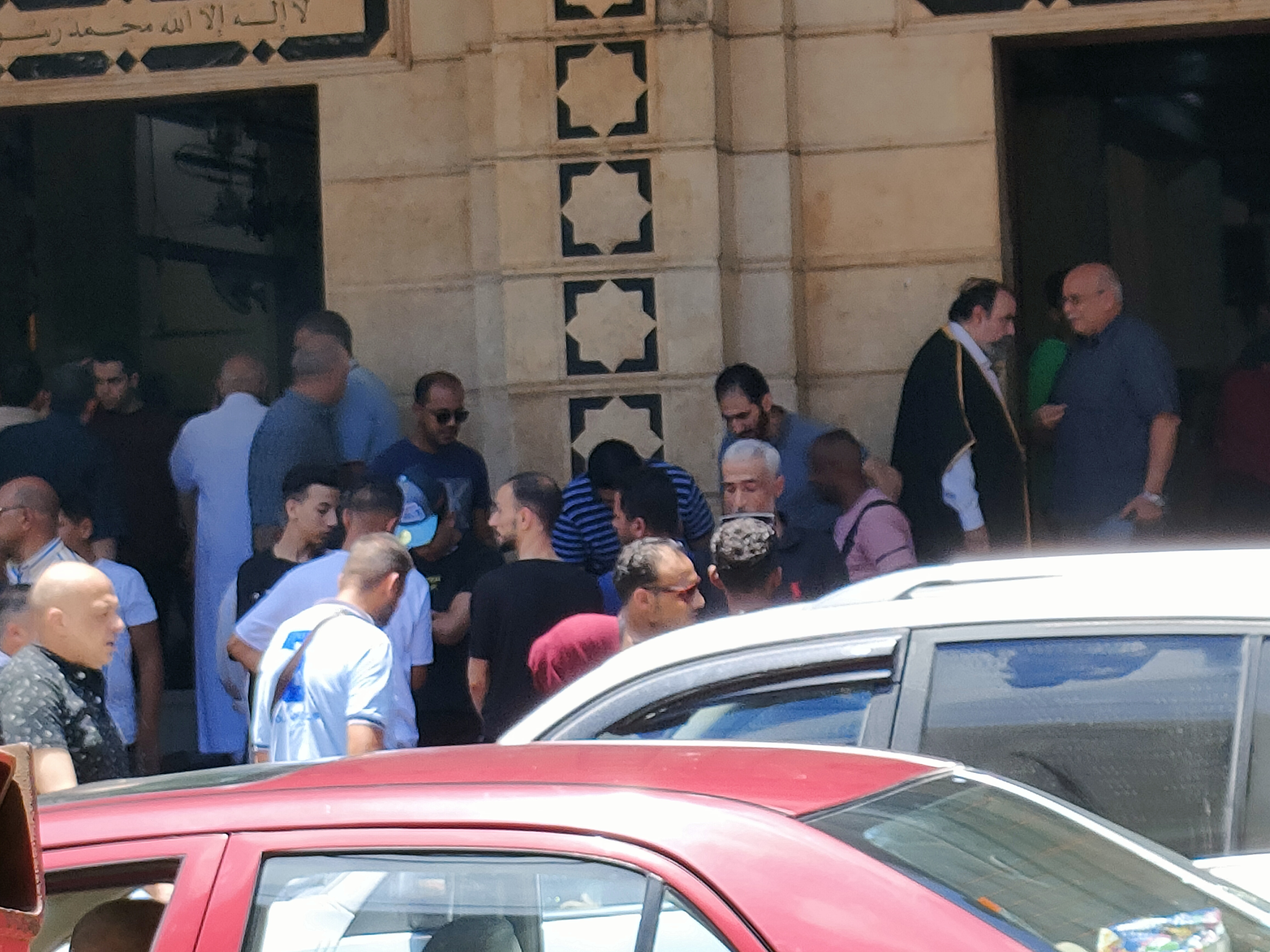 جثمان عمة مصطفي قمر يصل مسجد العمري بالإسكندرية