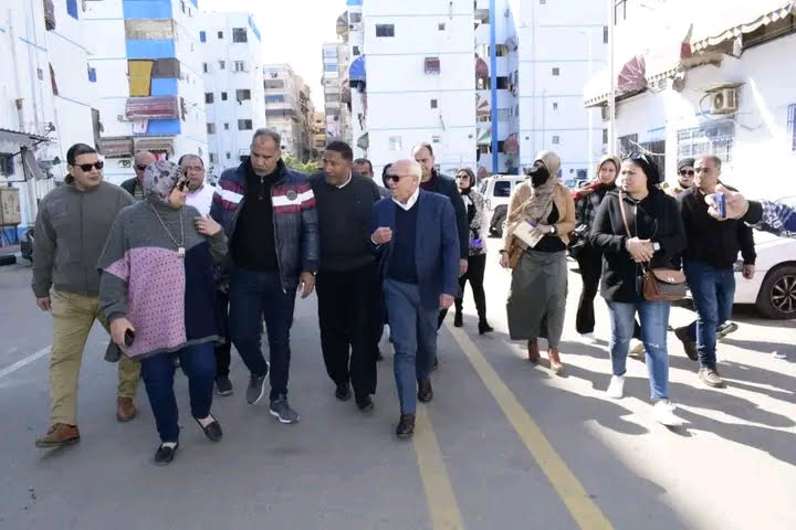 محافظ بورسعيد أثناء جولته التفقدية لمتابعة التطوير بحى الزهور