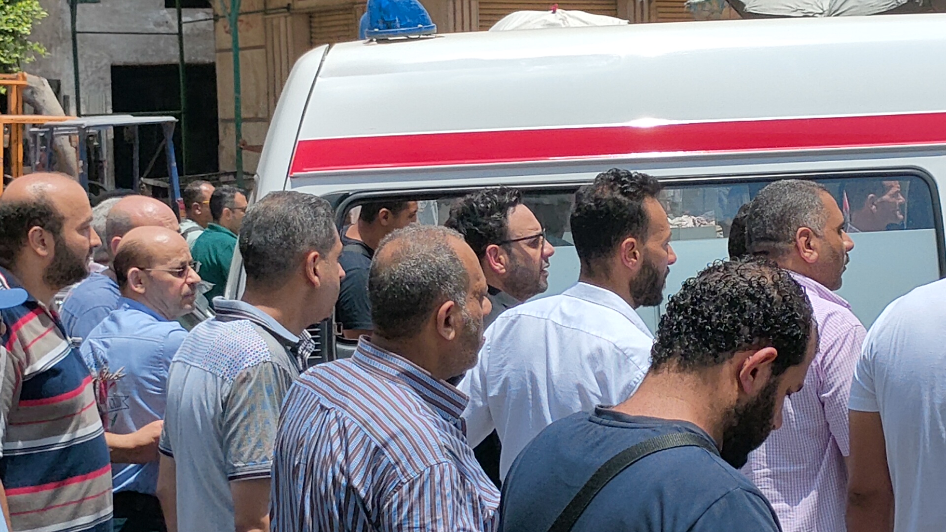مصطفي قمر في تشيع جثمان عمته في الإسكندرية