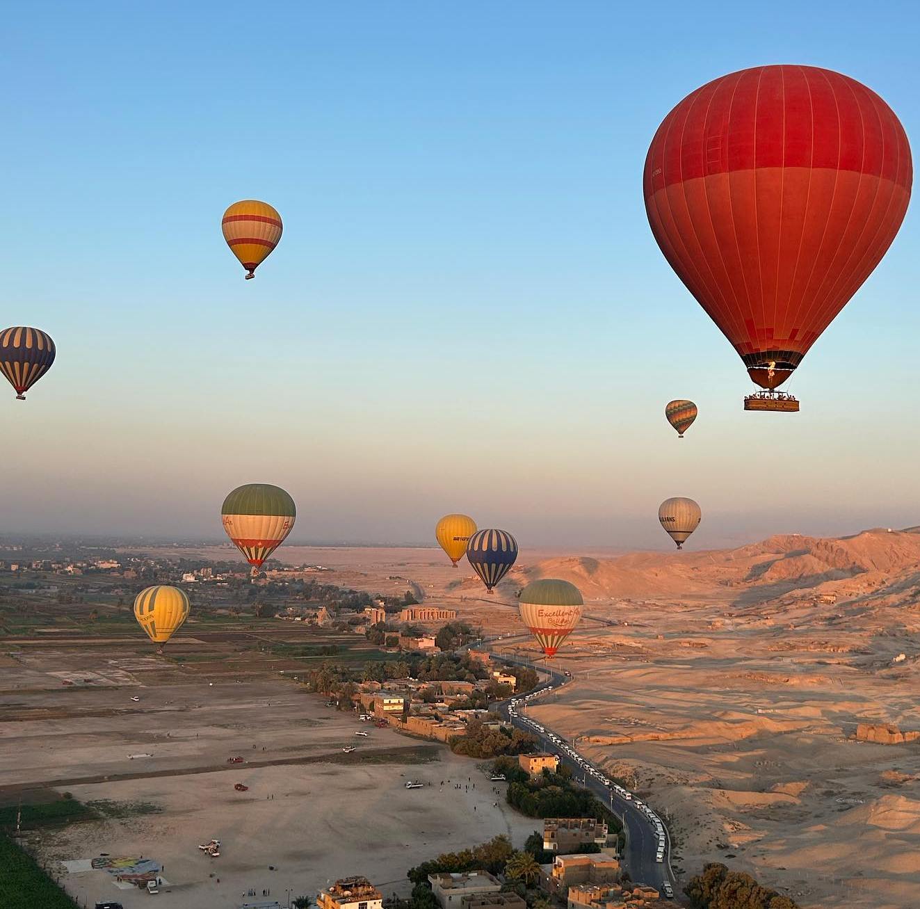 البالونات خلال تحليقها فى سماء البر الغربي