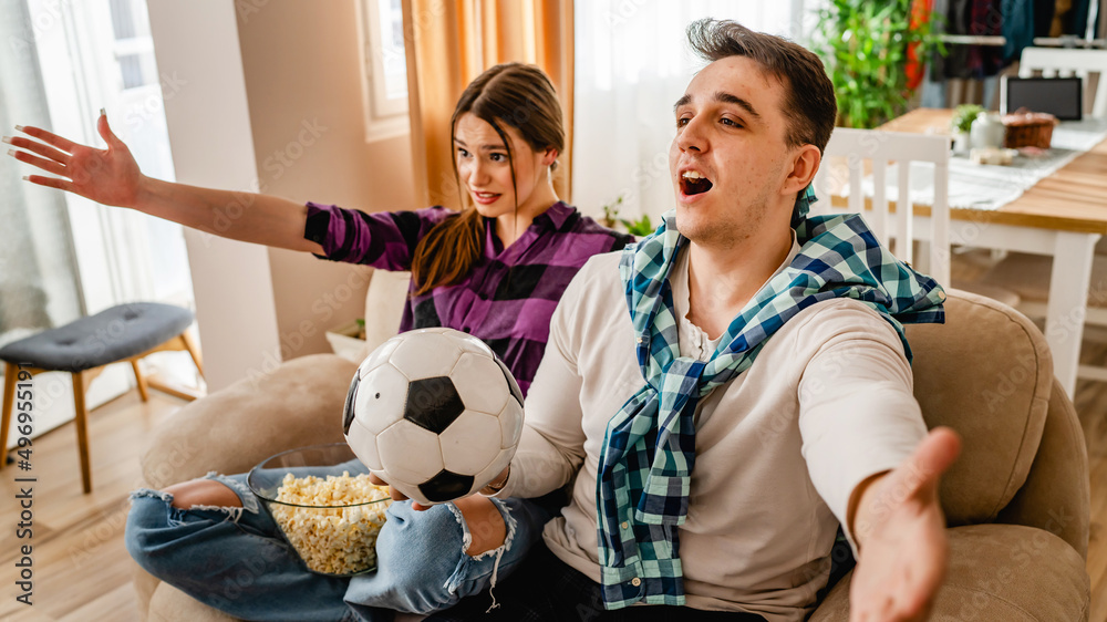 نصائح يجب اتباعها عند مشاهدة مباراة كرة القدم مع الزوج