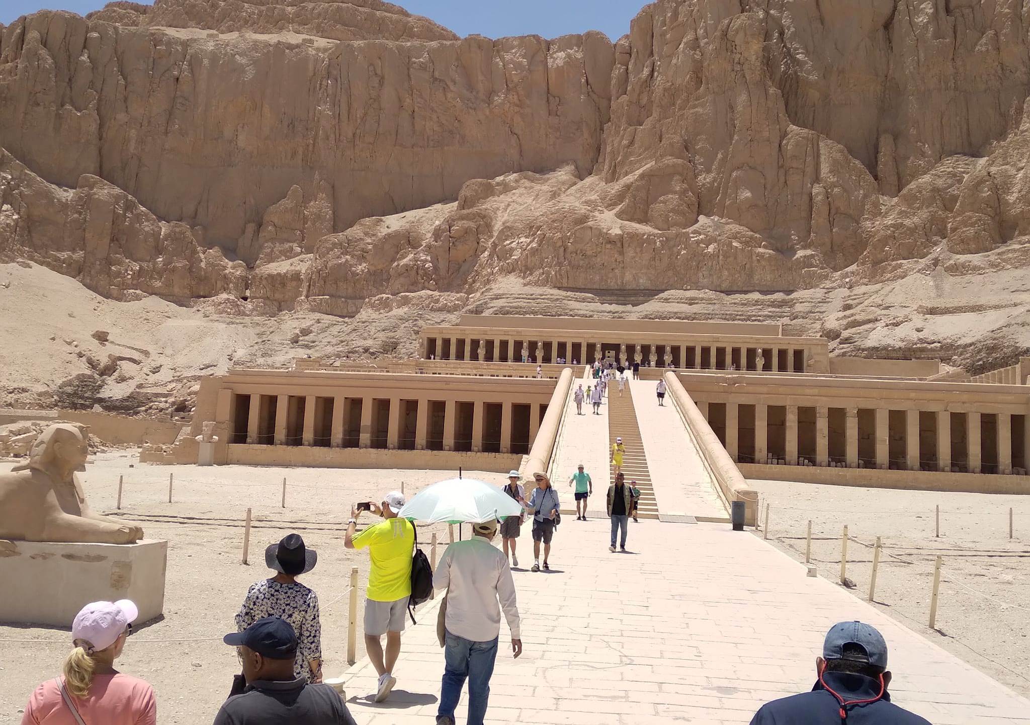 رغم حرارة الطقس اقبال السياح بمعبد حتشبسوت