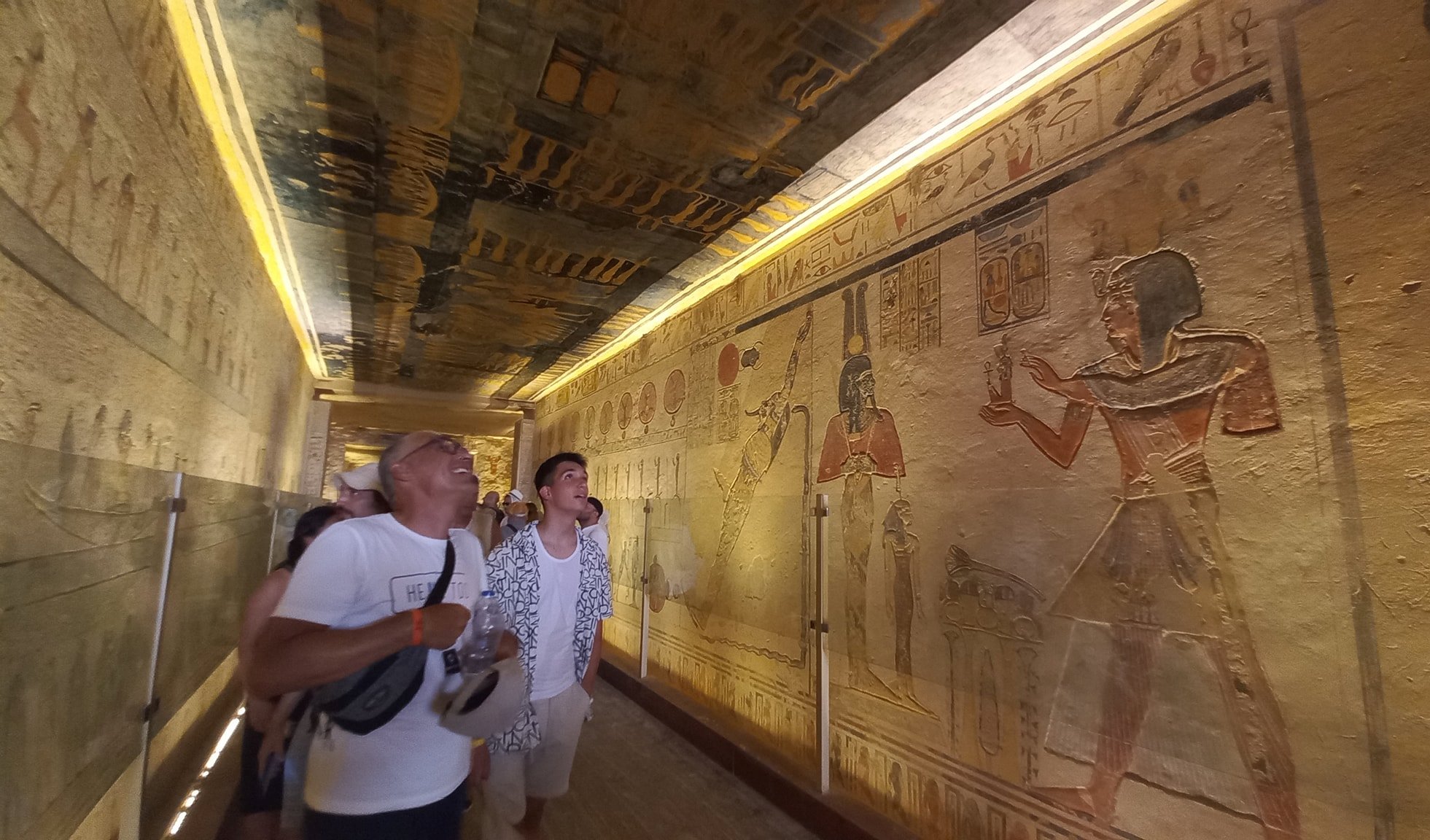 الأفواج السياحية يزورون المقابر الفرعونية