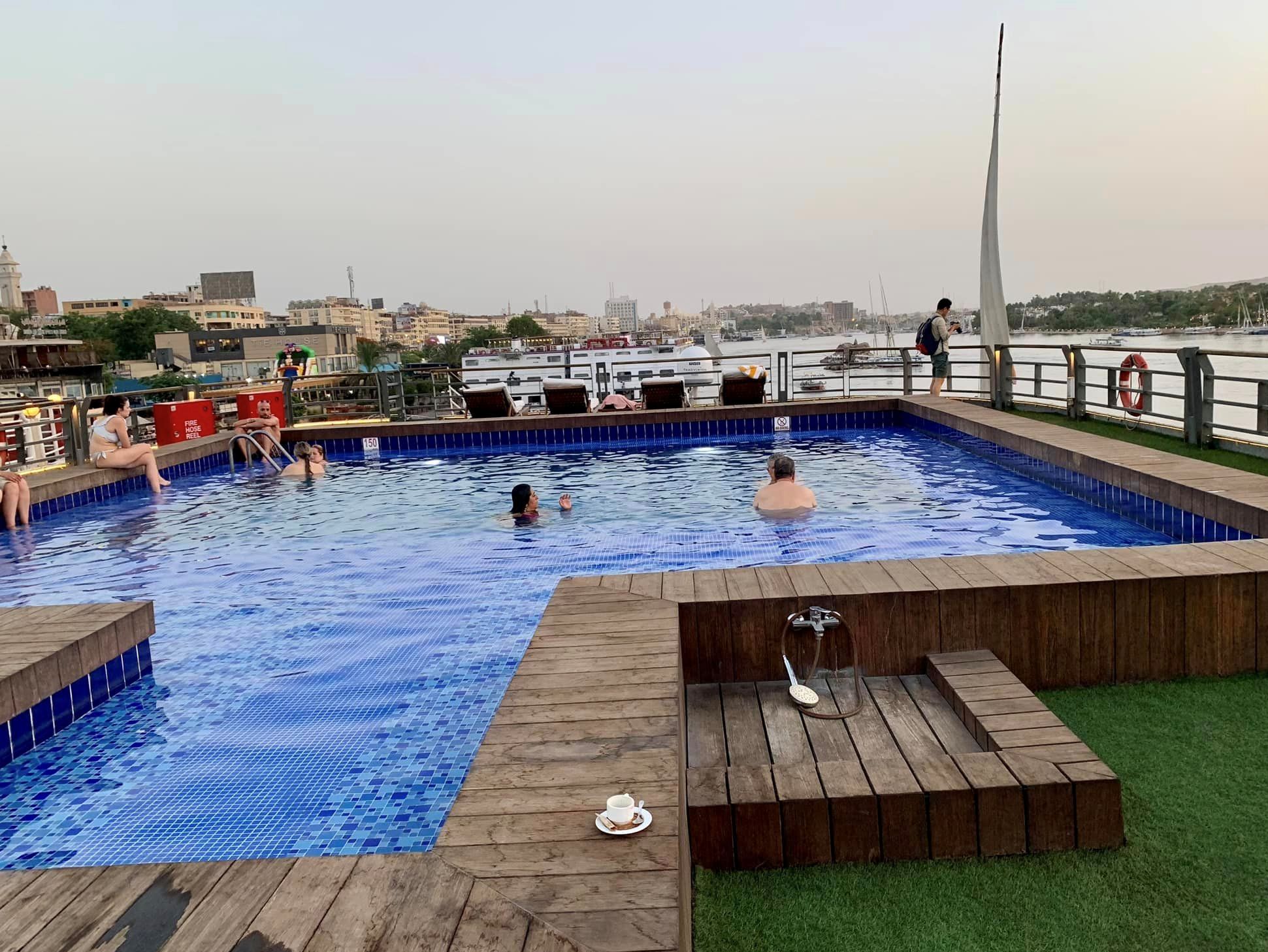 حمامات سباحة أعلى المراكب النيلية