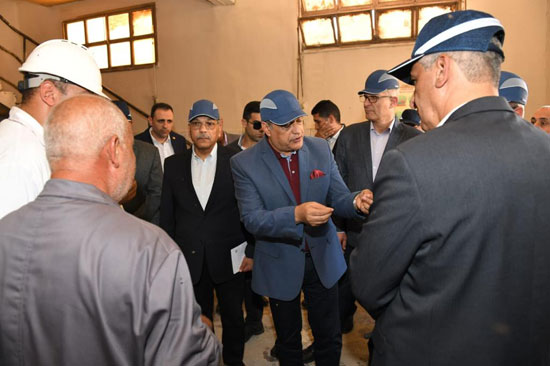 تفقد-المهندس-محمد-صلاح-الدين-مصطفى-وزير-الدولة-للإنتاج-الحربي-شركة-أبو-زعبل-للكيماويات-المتخصصة-مصنع-18-الحربي-(2)