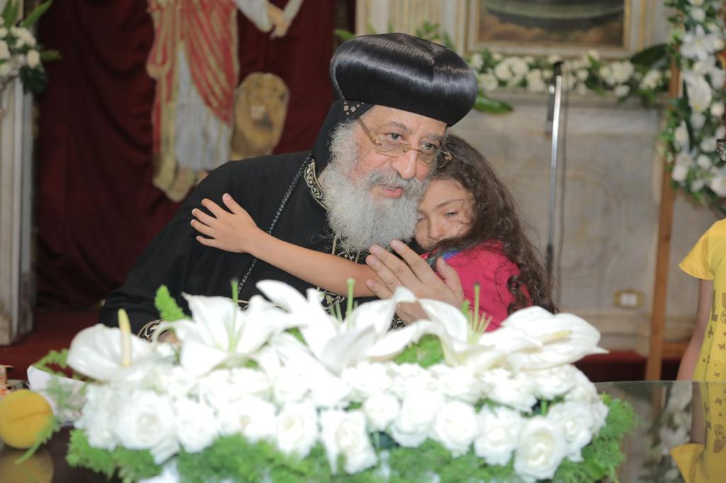 البابا تواضروس مع إحدى الاطفال