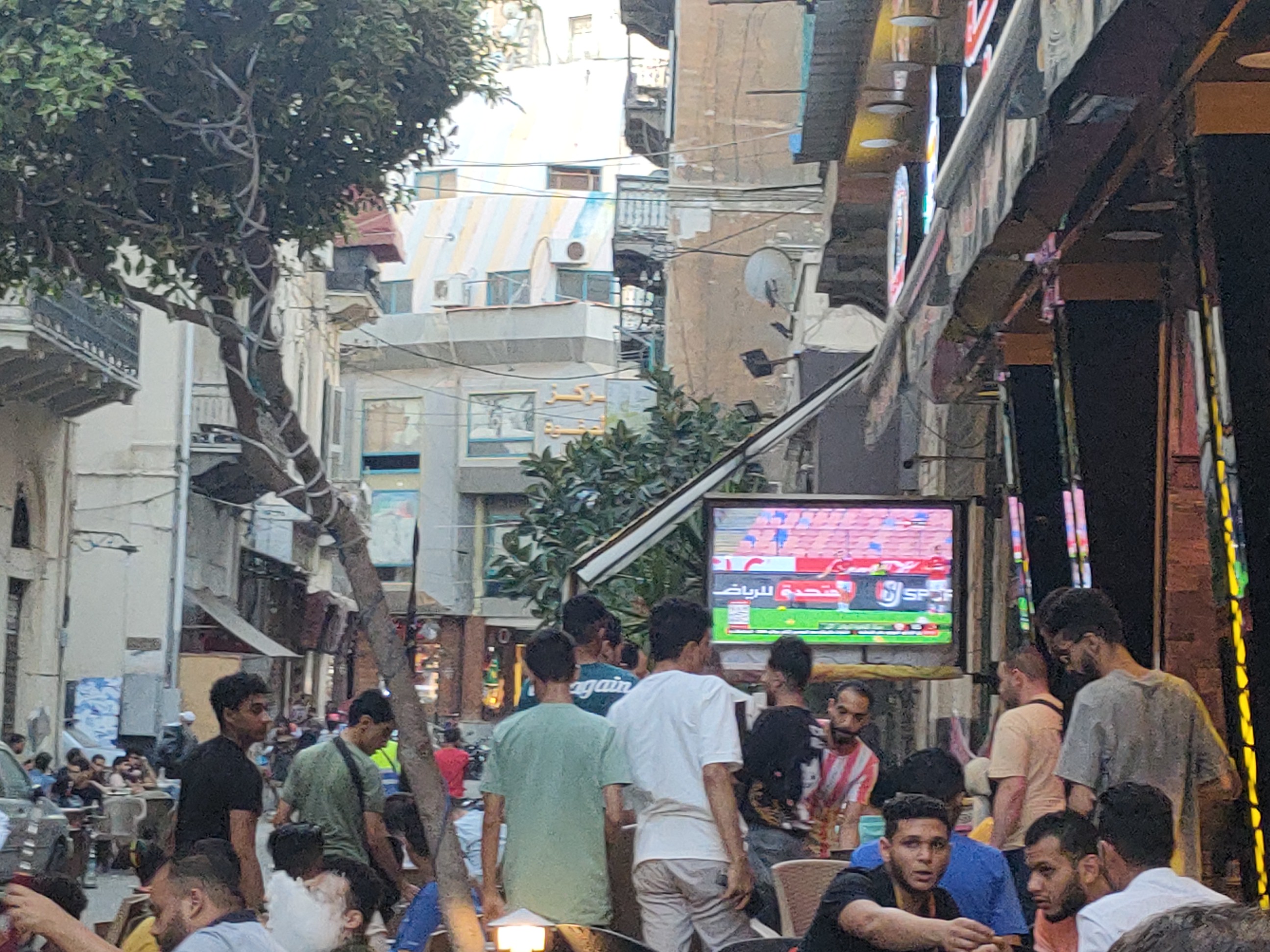 جماهير الإسكندرية تتوافد علي المقاهي لمشاهدة مباراة الأهلي والزمالك