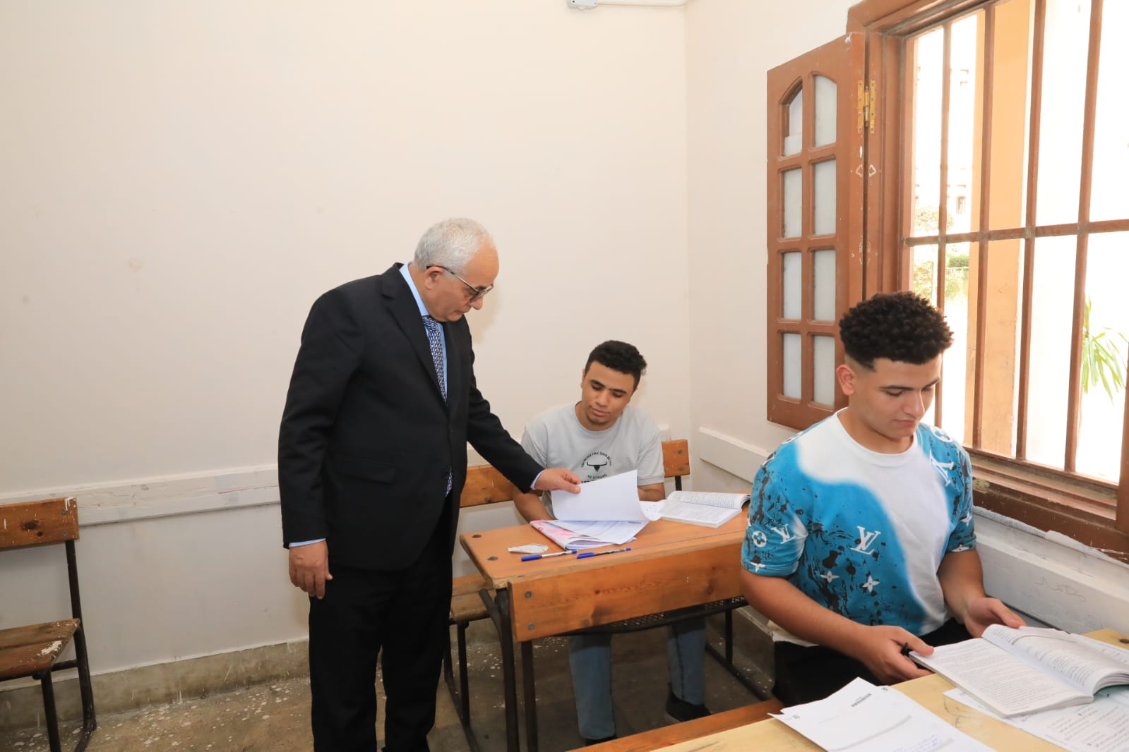 وزير التعليم اثناء جولاته لمتابعة انتظام سير امتحانات شهادة الثانوية (6)