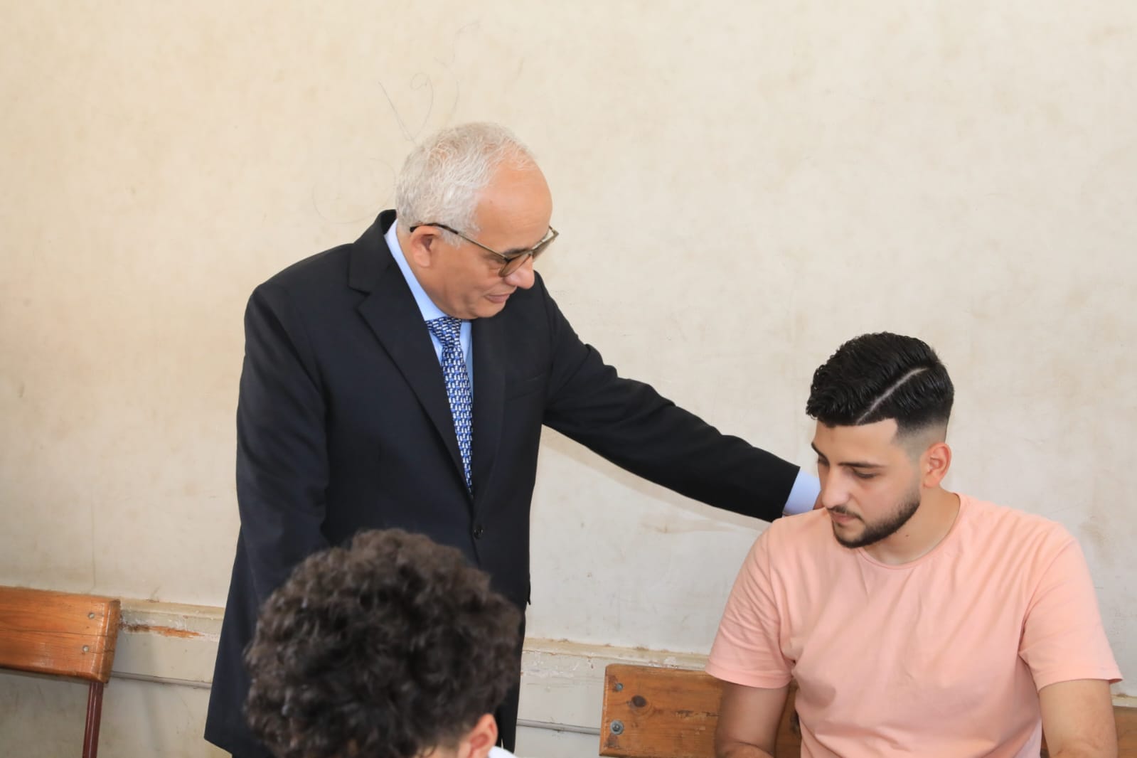 وزير التعليم اثناء جولاته لمتابعة انتظام سير امتحانات شهادة الثانوية (7)