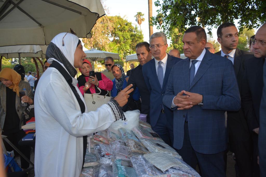 وزير التنمية المحلية ومحافظ القاهرة يفتتحان معرض الحرف اليدوية