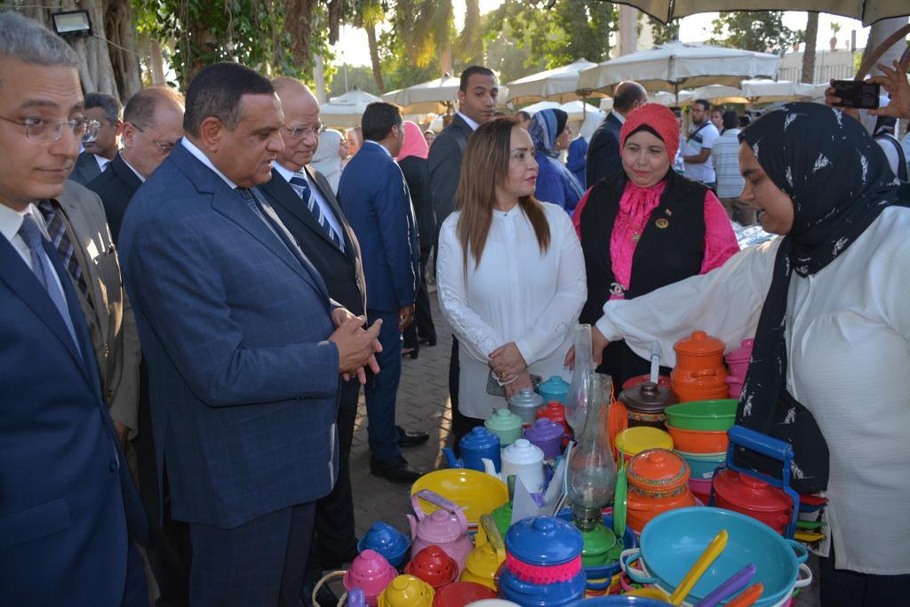 وزير التنمية المحلية ومحافظ القاهرة يفتتحان معرض الحرف اليدوية 1