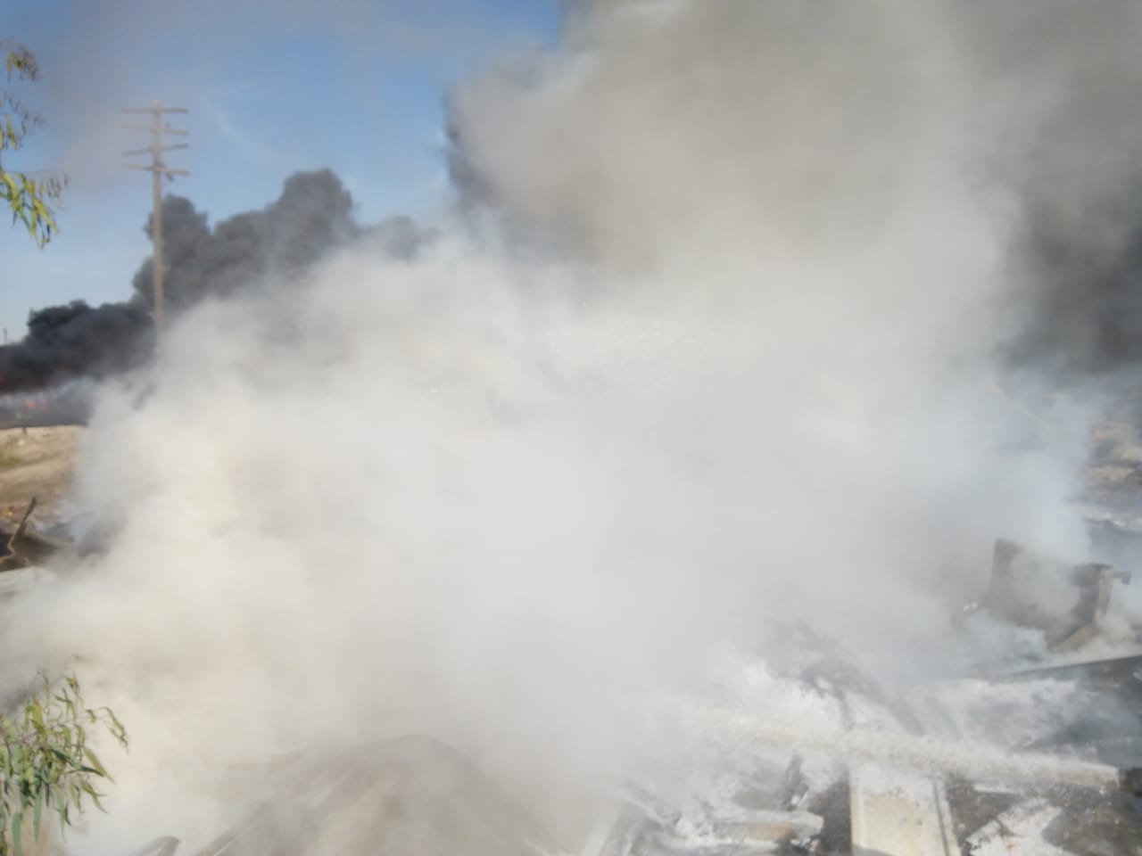 السيطرة حريق فى مخزن مخلفات فى أبوصوير  (1)