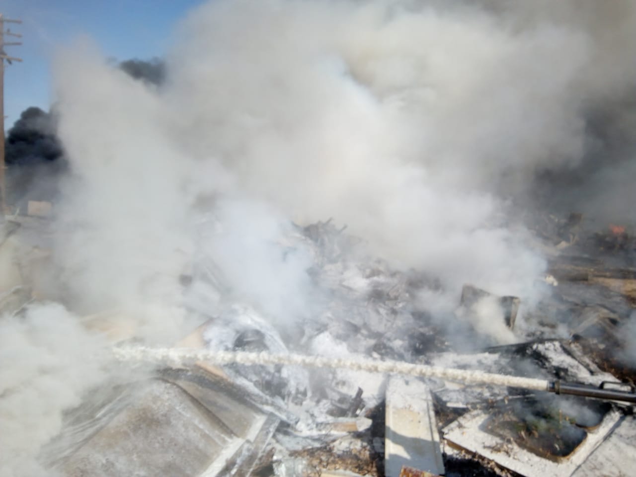 السيطرة حريق فى مخزن مخلفات فى أبوصوير  (2)