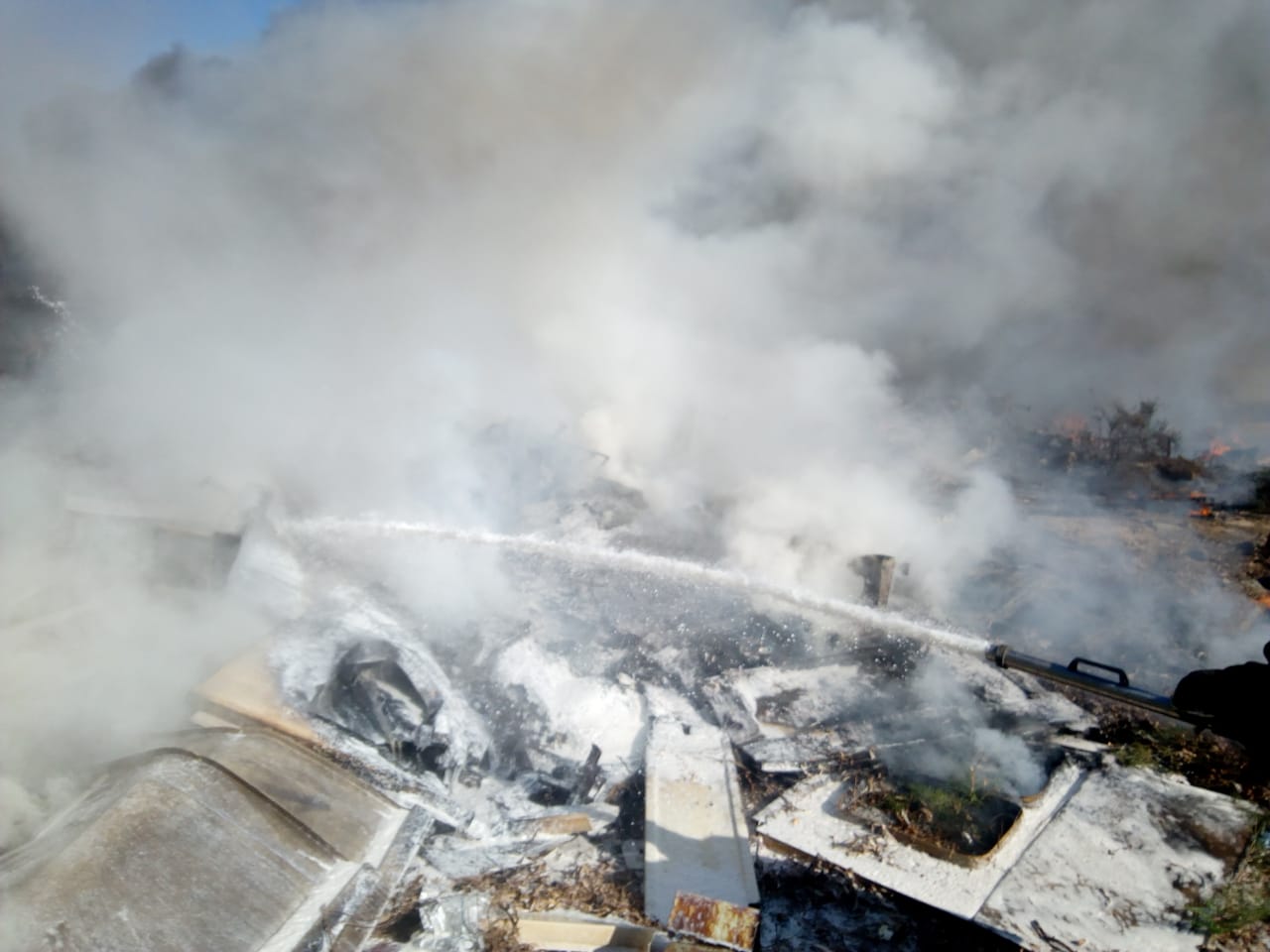 السيطرة حريق فى مخزن مخلفات فى أبوصوير  (3)