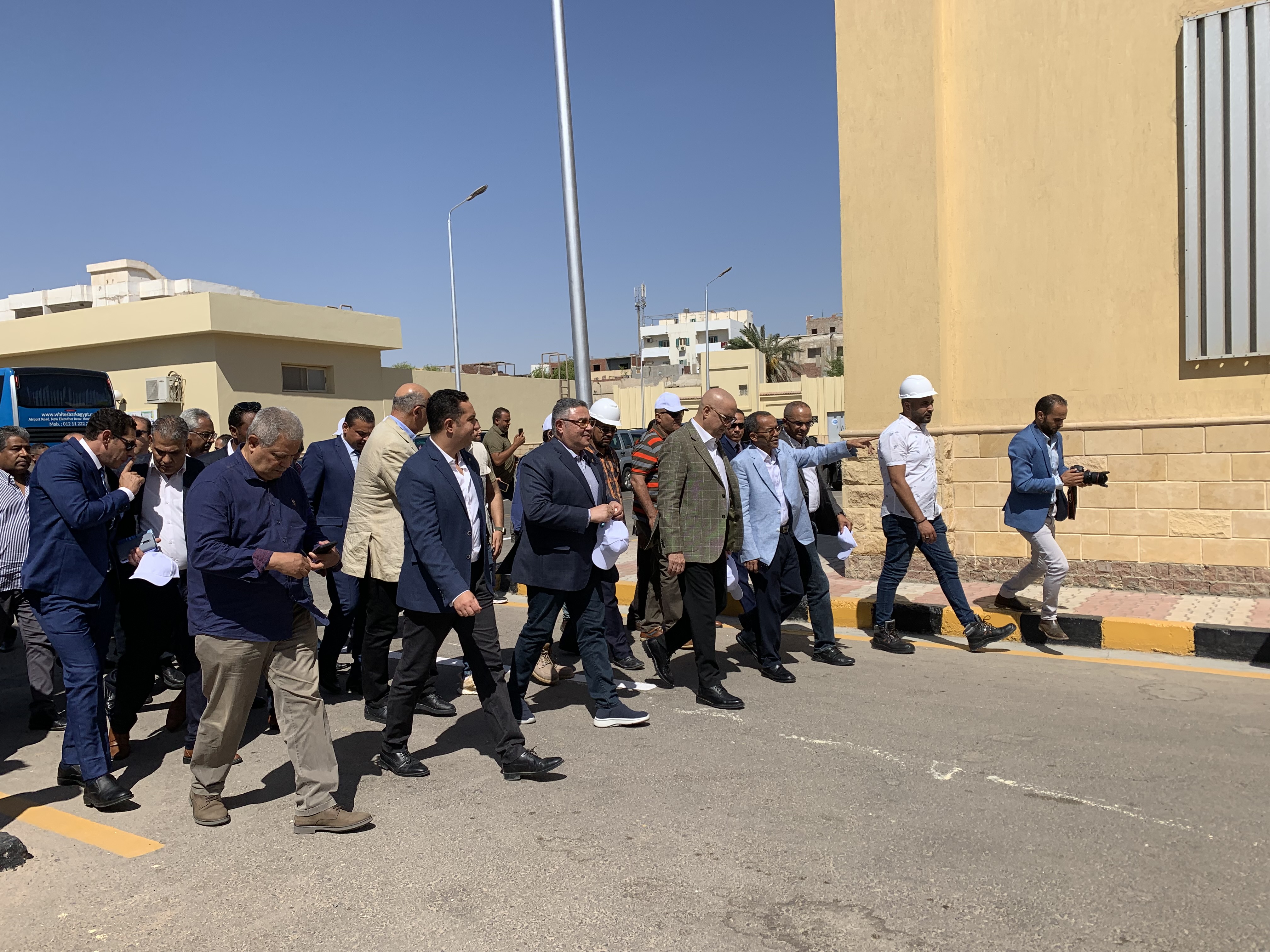 وزير الإسكان يتفقد محطة اليسر لتحلية المياه بمدينة الغردقة (3)
