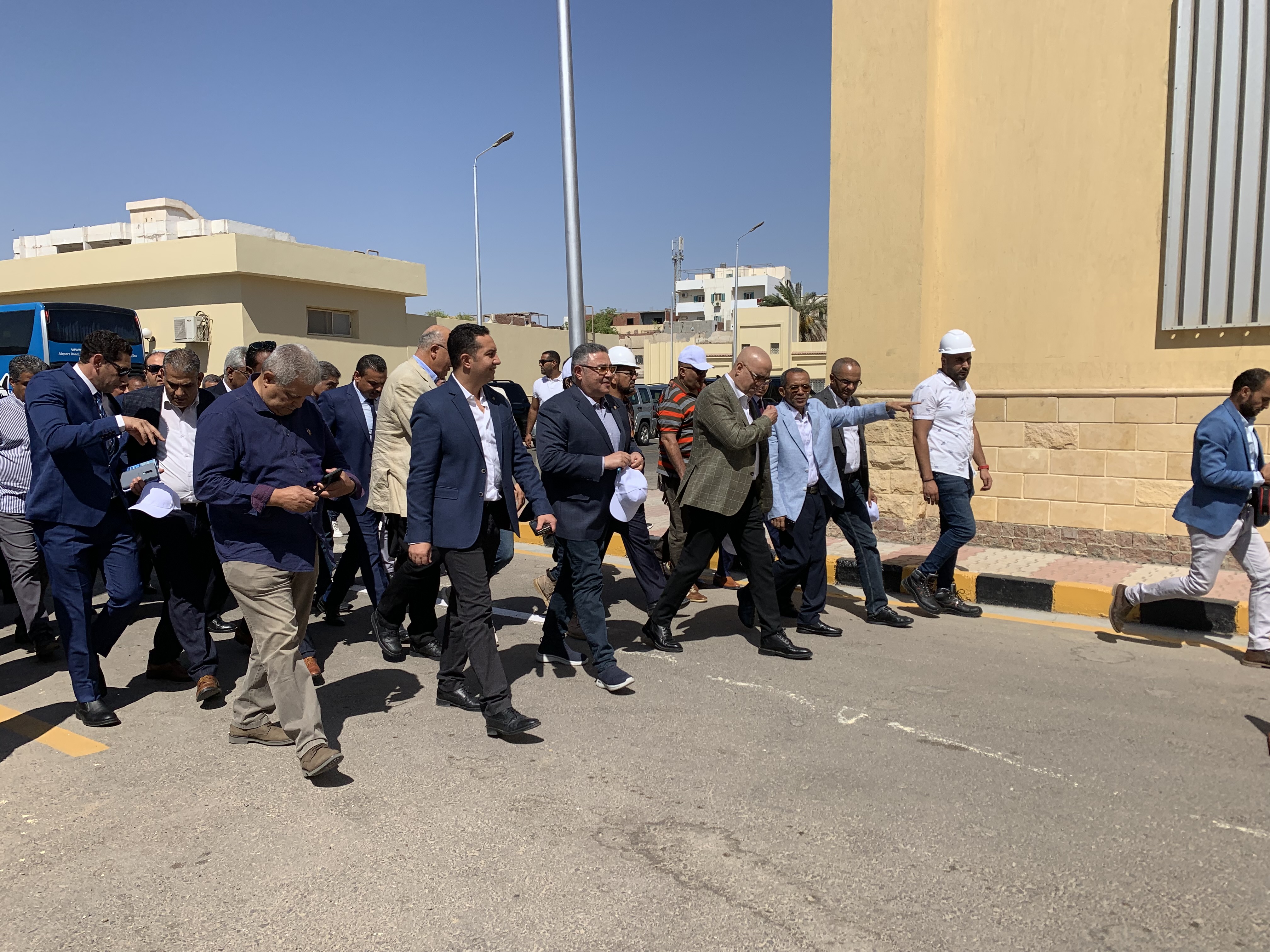 وزير الإسكان يتفقد محطة اليسر لتحلية المياه بمدينة الغردقة (4)