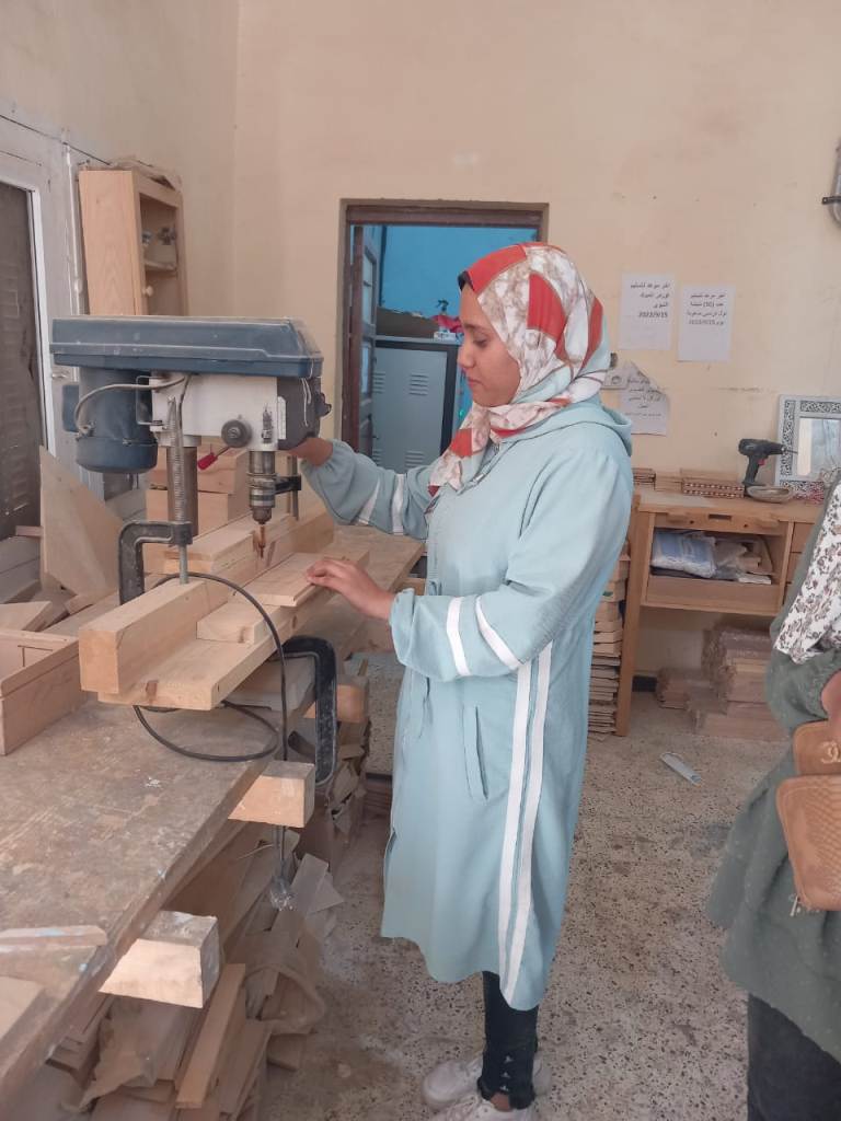 طالبة تتدرب على الصناعات الخشبية