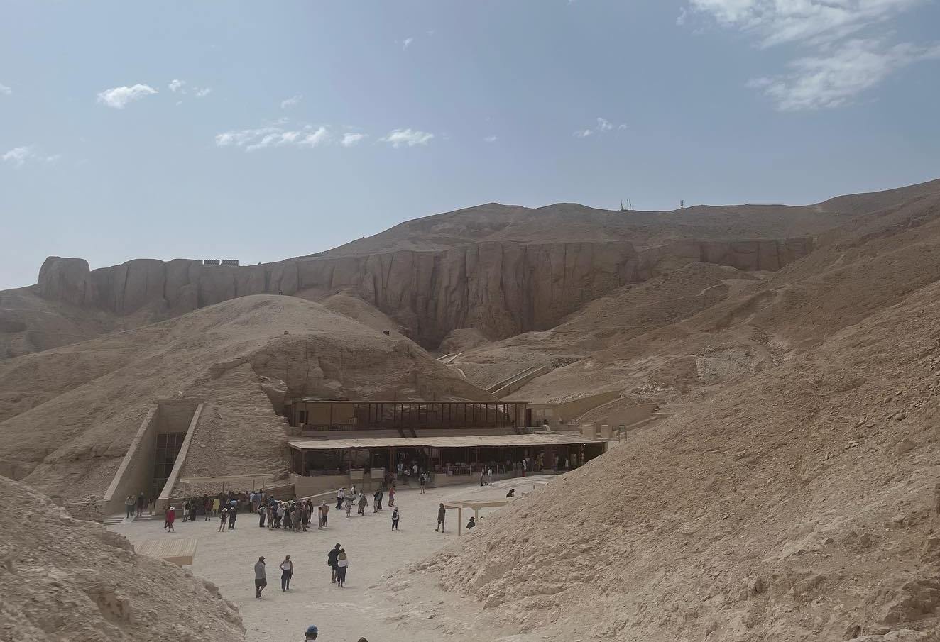 جانب من الإقبال السياحى على مقابر وادي الملوك والملكات