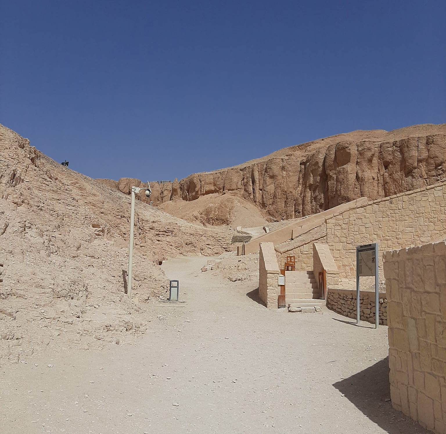 مدخل مقابر وادي الملوك والملكات بالأقصر