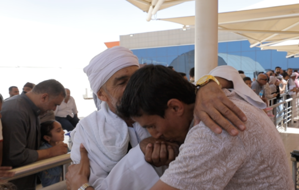 شاب يقبل يد والده