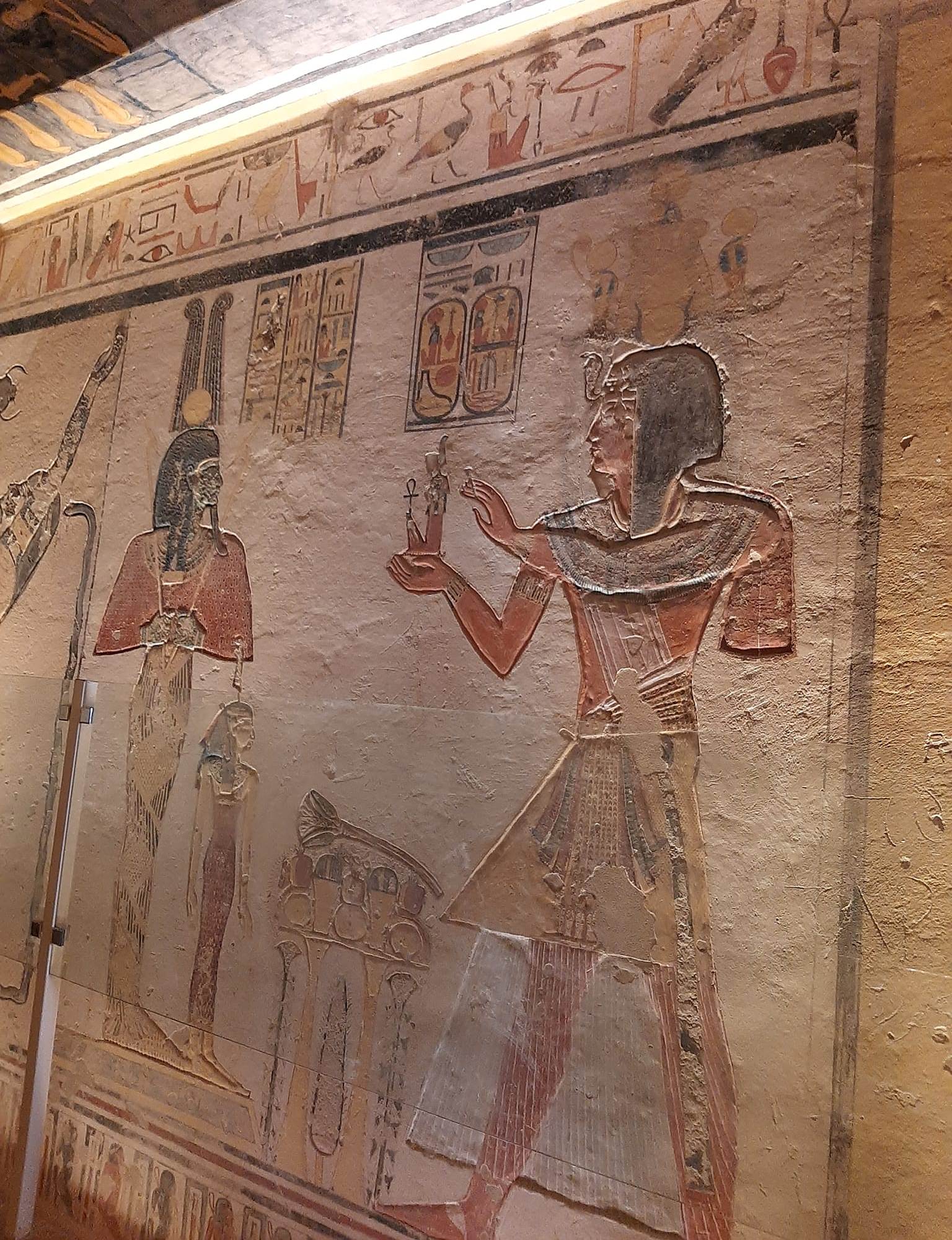 رسومات فرعونية داخل منطقة وادي الملوك والملكات